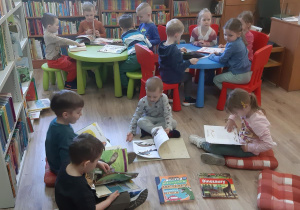 Dzieci podczas przeglądania zasobów biblioteki.